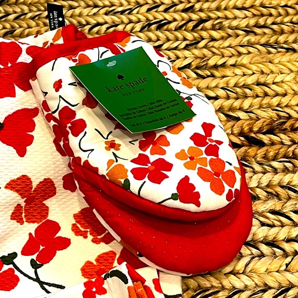 NWT Kate Spade (2) Kitchen Towels and (2) Mitts Set - Picture 3 of 4